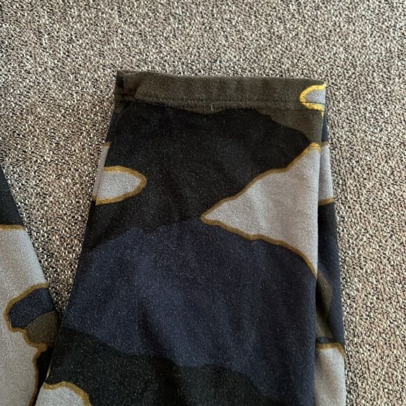 LuLaRoe Camouflage Print Leggings. One size. - Picture 3 of 7